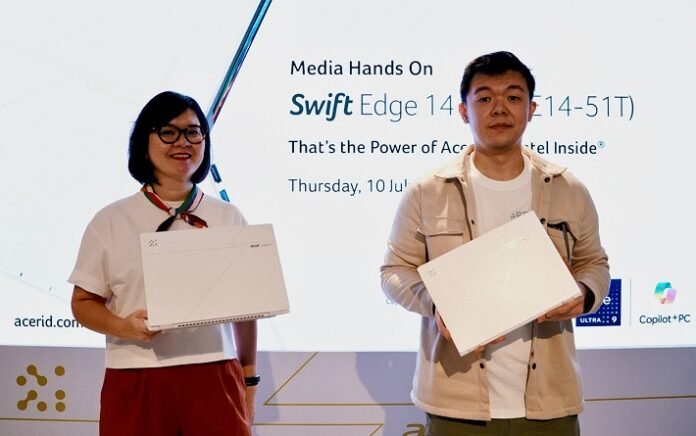 Madeleine Kusuma, Consumer Marketing Manager Acer Indonesia dan Matius Tirtawirya, Consumer Notebook Product Manager Acer Indonesia