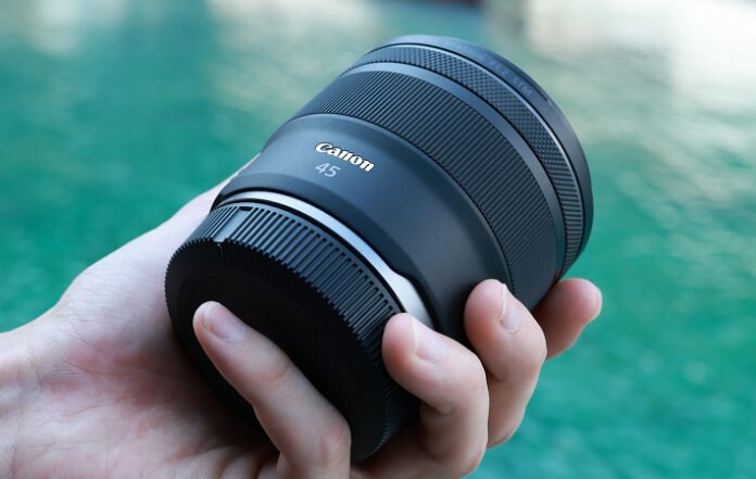 Lensa Canon RF45mm f/1.2 STM tampak depan pada kamera EOS R