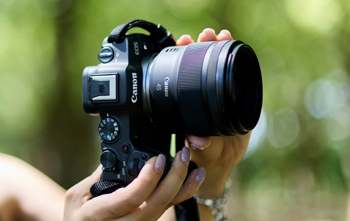 Detail bodi lensa Canon RF45mm f/1.2 STM dengan control ring