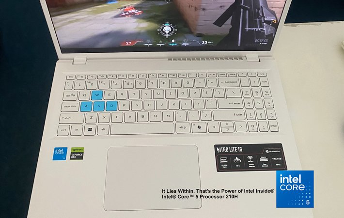 Keyboard berlampu belakang dan port Thunderbolt 4 di sisi bodi Acer Nitro Lite 16